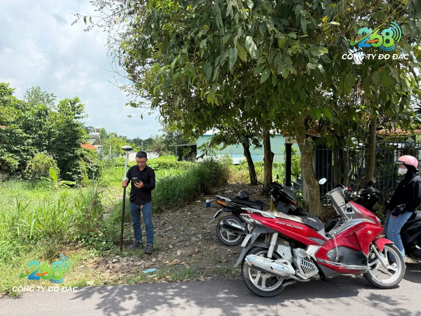 Khách hàng theo dõi công việc đo đạc đất