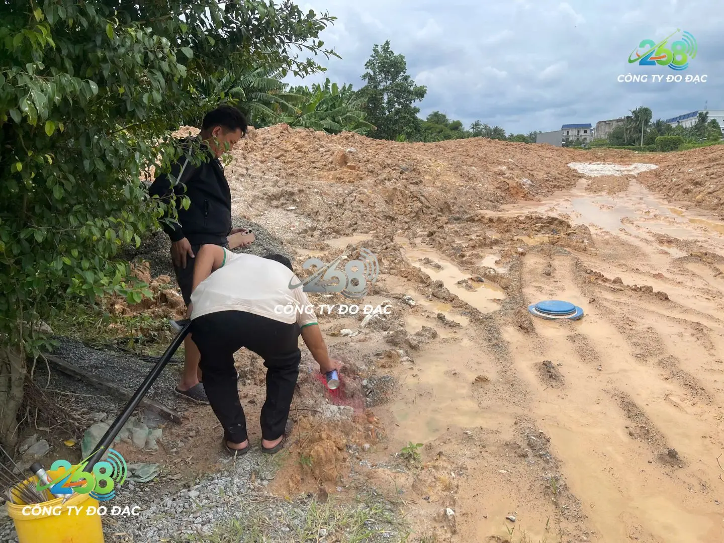 Kỷ thuật viên đang làm việc thực tế